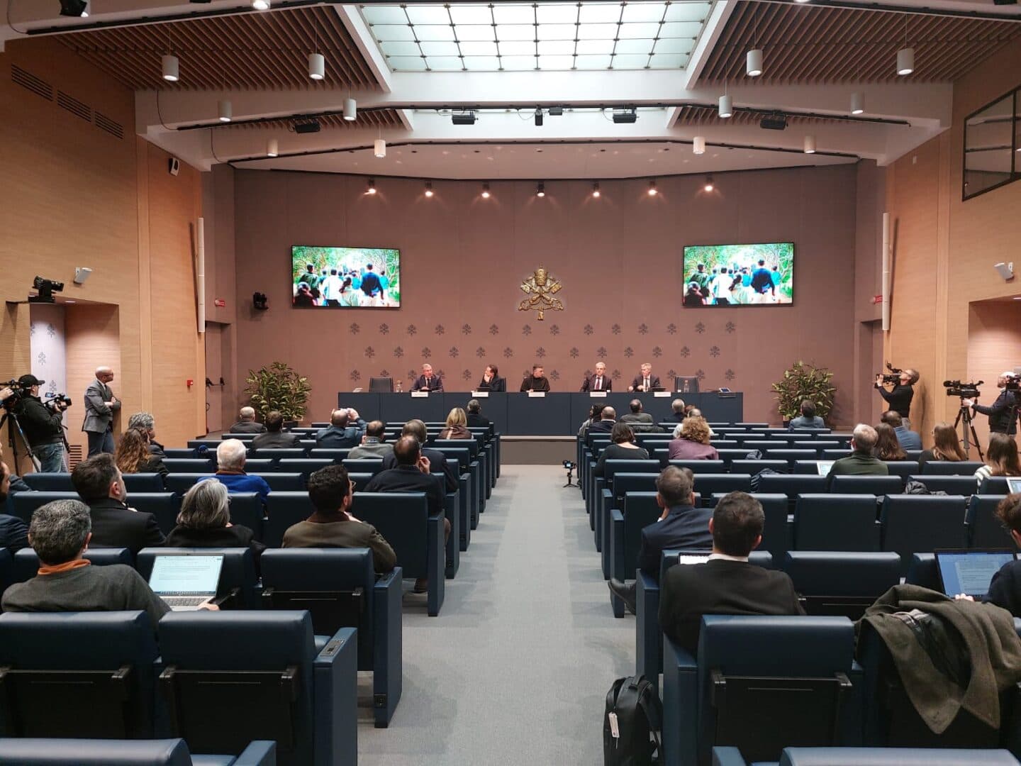 In Vaticano il summit per i diritti dei bambini: «Proteggere i piccoli e costruire la pace oggi e per il futuro»